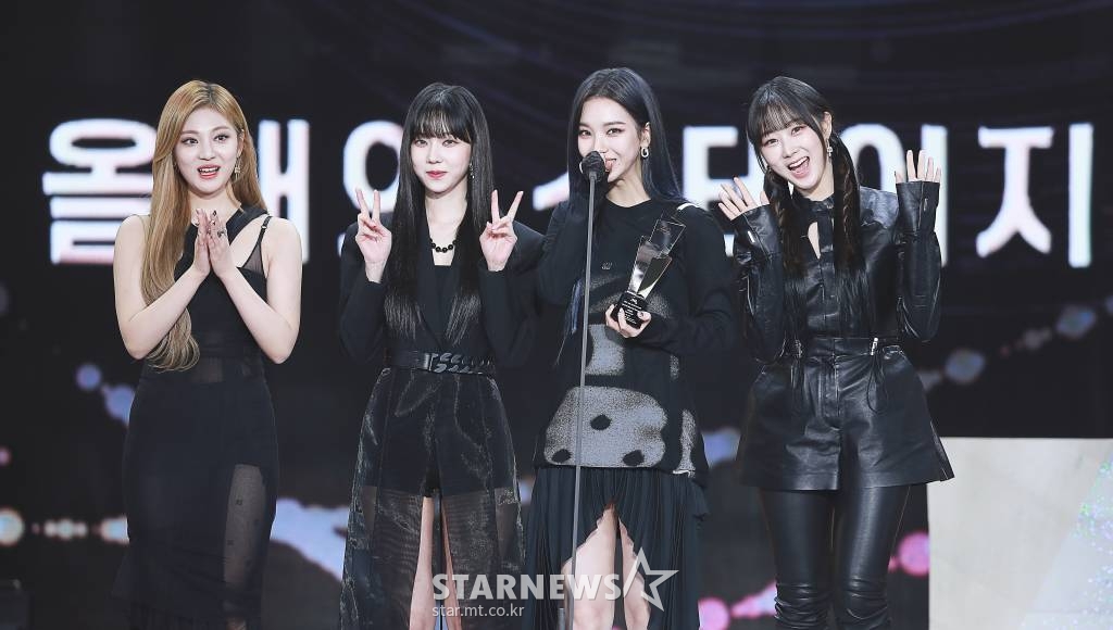 그룹 에스파가 2일 오후 서울 강서구 등촌동 KBS 아레나에서 열린 2021 Asia Artist Awards (2021 아시아 아티스트 어워즈, 2021 AAA) 시상식에서 AAA 올해의 스테이지 부문 대상을 수상하고 소감을 전하고 있다. 스타뉴스가 주최하고 AAA 조직위원회가 주관하는 AAA는 어디에서도 보지 못했던 새로운 무대를 선보이며 전 세계 팬들의 눈과 귀를 사로잡아 명실상부 NO.1 글로벌 시상식으로 거듭났다. /사진=AAA 기자 star@