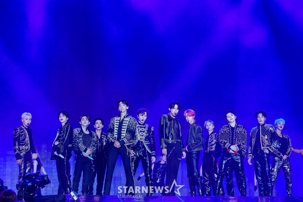 그룹 세븐틴이 25일 서울 고척 스카이돔에서 진행된 세번째 월드투어 '세븐틴 월드투어 비 더 선(BE THE SUN)'에서 멋진 공연을 펼치고 있다. /사진제공=플레디스엔터테인먼트 /사진=이동훈 기자 photoguy@