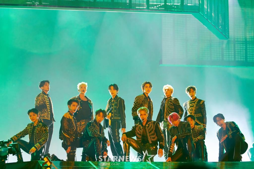 그룹 세븐틴이 25일 서울 고척 스카이돔에서 진행된 세번째 월드투어 '세븐틴 월드투어 비 더 선(BE THE SUN)'에서 멋진 공연을 펼치고 있다. /사진제공=플레디스엔터테인먼트 /사진=이동훈 기자 photoguy@