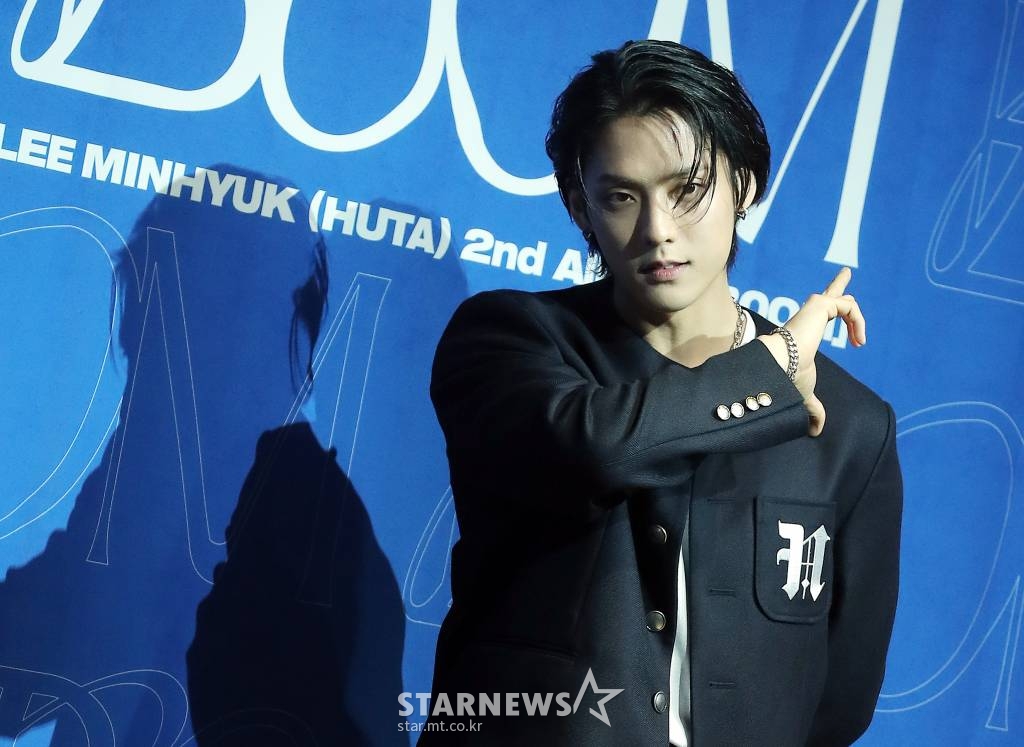 비투비 이민혁이 27일 오후 서울 용산구 한남동 블루스퀘어에서 열린 두 번째 정규앨범 'BOOM' 발매기념 쇼케이스에 참석해 포즈를 취하고 있다. 이민혁의 이번 앨범 타이틀곡 'BOOM'은 웡크 트랩 스타일의 강렬한 비트가 인상적이며 낯섦에서 오는 새로운 설렘을 담아낸 곡이다. 2022.06.27 /사진=김창현 기자 chmt@