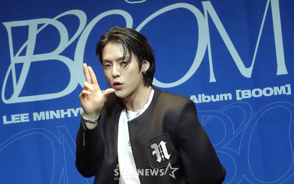 비투비 이민혁이 27일 오후 서울 용산구 한남동 블루스퀘어에서 열린 두 번째 정규앨범 'BOOM' 발매기념 쇼케이스에 참석해 포인트 안무를 선보이고 있다. 이민혁의 이번 앨범 타이틀곡 'BOOM'은 웡크 트랩 스타일의 강렬한 비트가 인상적이며 낯섦에서 오는 새로운 설렘을 담아낸 곡이다. 2022.06.27 /사진=김창현 기자 chmt@