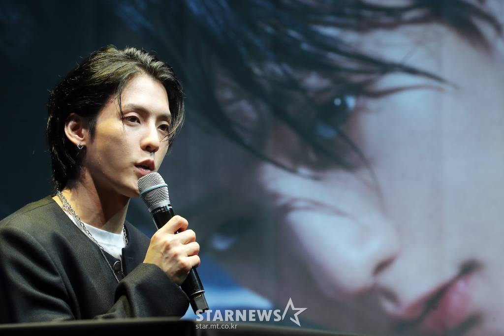 비투비 이민혁이 27일 오후 서울 용산구 한남동 블루스퀘어에서 열린 두 번째 정규앨범 'BOOM' 발매기념 쇼케이스에서 취재진 질의에 답하고 있다. 이민혁의 이번 앨범 타이틀곡 'BOOM'은 웡크 트랩 스타일의 강렬한 비트가 인상적이며 낯섦에서 오는 새로운 설렘을 담아낸 곡이다. 2022.06.27 /사진=김창현 기자 chmt@