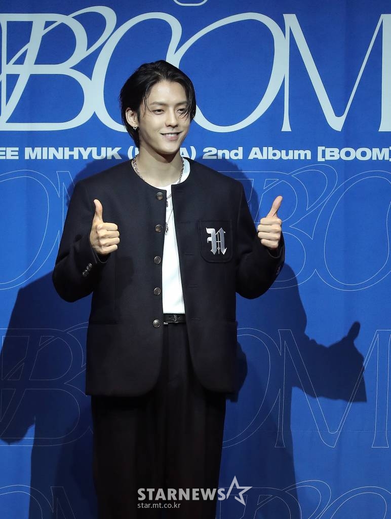 비투비 이민혁이 27일 오후 서울 용산구 한남동 블루스퀘어에서 열린 두 번째 정규앨범 'BOOM' 발매기념 쇼케이스에 참석해 포즈를 취하고 있다. 이민혁의 이번 앨범 타이틀곡 'BOOM'은 웡크 트랩 스타일의 강렬한 비트가 인상적이며 낯섦에서 오는 새로운 설렘을 담아낸 곡이다. 2022.06.27 /사진=김창현 기자 chmt@
