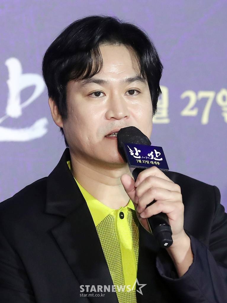 배우 김성균이 28일 오전 서울 광진구 롯데시네마 건대입구점에서 진행된 영화 '한산:용의 출현' 제작보고회에 참석해 인사말을 하고 있다. '한산:용의 출현'은 명량해전 5년 전, 진군 중인 왜군을 상대로 조선을 지키기 위해 필사의 전략과 패기로 뭉친 이순신 장군과 조선 수군의 '한산해전'을 그린 전쟁 액션 대작. 김한민 감독이 역대 최고 흥행 기록을 세운 '명량' 이후 내놓은 이순신 3부작 중 두 번째 작품이다. / 2022.06.28 /사진=김창현 기자 chmt@