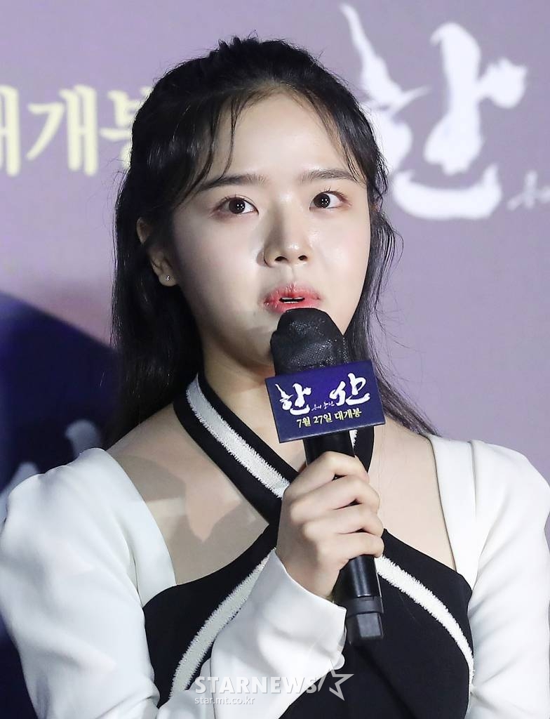 배우 김향기가 28일 오전 서울 광진구 롯데시네마 건대입구점에서 진행된 영화 '한산:용의 출현' 제작보고회에 참석해 인사말을 하고 있다. '한산:용의 출현'은 명량해전 5년 전, 진군 중인 왜군을 상대로 조선을 지키기 위해 필사의 전략과 패기로 뭉친 이순신 장군과 조선 수군의 '한산해전'을 그린 전쟁 액션 대작. 김한민 감독이 역대 최고 흥행 기록을 세운 '명량' 이후 내놓은 이순신 3부작 중 두 번째 작품이다. / 2022.06.28 /사진=김창현 기자 chmt@