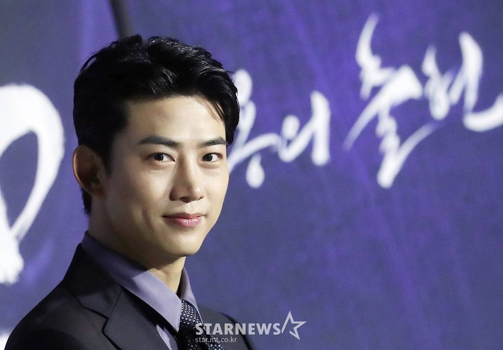 가수 겸 배우 옥택연이 28일 오전 서울 광진구 롯데시네마 건대입구점에서 진행된 영화 '한산:용의 출현' 제작보고회에 참석해 미소를 짓고 있다. '한산:용의 출현'은 명량해전 5년 전, 진군 중인 왜군을 상대로 조선을 지키기 위해 필사의 전략과 패기로 뭉친 이순신 장군과 조선 수군의 '한산해전'을 그린 전쟁 액션 대작. 김한민 감독이 역대 최고 흥행 기록을 세운 '명량' 이후 내놓은 이순신 3부작 중 두 번째 작품이다. / 2022.06.28 /사진=김창현 기자 chmt@
