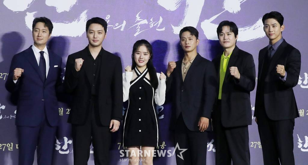 배우 박해일, 변요한, 김향기, 김성규, 김성균, 옥택연이 28일 오전 서울 광진구 롯데시네마 건대입구점에서 진행된 영화 '한산:용의 출현' 제작보고회에 참석해 포즈를 취하고 있다. '한산:용의 출현'은 명량해전 5년 전, 진군 중인 왜군을 상대로 조선을 지키기 위해 필사의 전략과 패기로 뭉친 이순신 장군과 조선 수군의 '한산해전'을 그린 전쟁 액션 대작. 김한민 감독이 역대 최고 흥행 기록을 세운 '명량' 이후 내놓은 이순신 3부작 중 두 번째 작품이다. / 2022.06.28 /사진=김창현 기자 chmt@