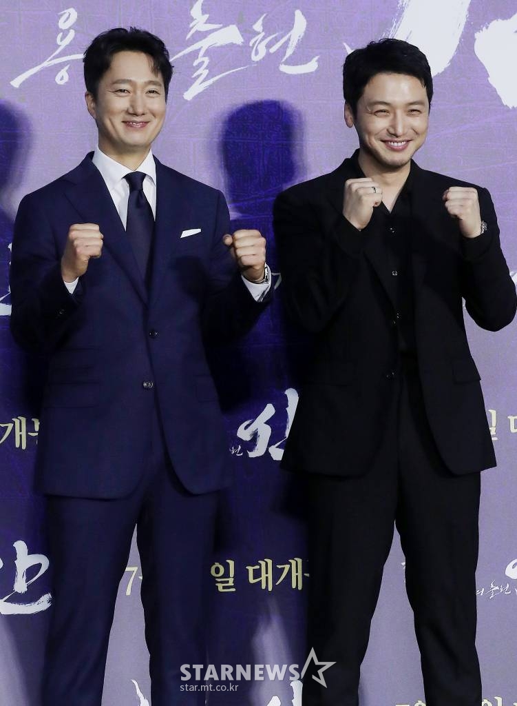 배우 박해일, 변요한이 28일 오전 서울 광진구 롯데시네마 건대입구점에서 진행된 영화 '한산:용의 출현' 제작보고회에 참석해 포즈를 취하고 있다. '한산:용의 출현'은 명량해전 5년 전, 진군 중인 왜군을 상대로 조선을 지키기 위해 필사의 전략과 패기로 뭉친 이순신 장군과 조선 수군의 '한산해전'을 그린 전쟁 액션 대작. 김한민 감독이 역대 최고 흥행 기록을 세운 '명량' 이후 내놓은 이순신 3부작 중 두 번째 작품이다. / 2022.06.28 /사진=김창현 기자 chmt@