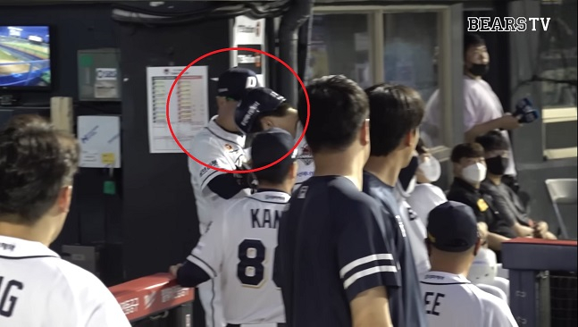 두산 김태형 감독이 26일 잠실 KIA전에서 8회 홈런을 기록한 안재석의 볼을 어루만지고 있다(빨간 원 안). /사진=BEARS TV 갈무리