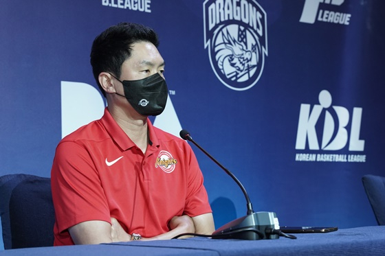 동아시아 농구 슈퍼리그(EASL) 인터뷰에 응하는 전희철 SK 감독. /사진=KBL 제공
