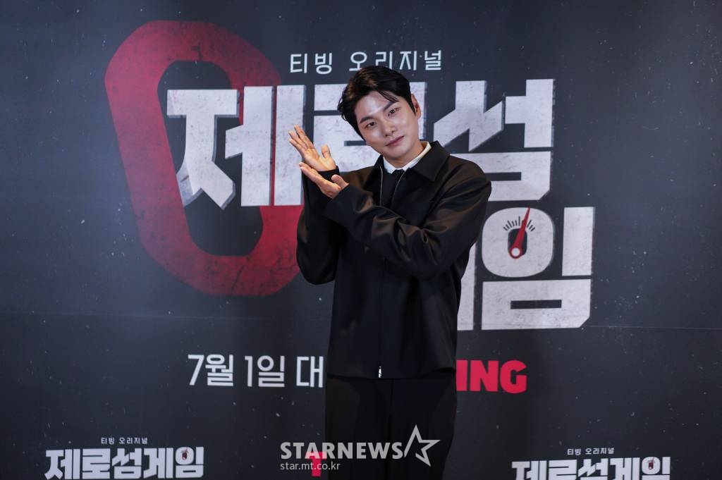 배우 이이경이 29일 오후 온라인 생중계로 진행된 티빙 오리지널 '제로섬게임' 제작발표회에 참석해 포즈를 취하고 있다. 거액의 상금을 사수하기 위해 몸무게를 두고 펼쳐지는 서바이벌 심리 게임 예능 '제로섬게임'은 7월 1일 첫 방송된다. /사진제공=티빙 2022.06.29 /사진=이동훈 기자 photoguy@