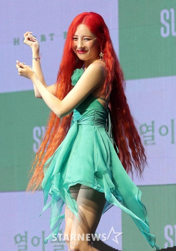 가수 선미가 29일 오후 서울 마포구 서교통 메세나폴리스 신한play스퀘어 라이브홀에서 열린 새 디지털 싱글 '열이올라요 (Heart Burn)' 발매기념 쇼케이스에 참석해 포즈를 취하고 있다. 선미의 타이틀곡 '열이올라요'는 귀에 쉽게 꽂히는 중독성 있는 멜로디가 포인트인 곡으로, 여름날의 뜨거운 사랑의 열병을 흥미로운 표현법으로 그려냈다. LA의 여름 햇살 아래 촬영된 뮤직비디오는 선미의 싱그러운 예쁨을 한껏 담아냈다. 2022.06.29 /사진=김창현 기자 chmt@