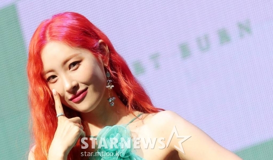 가수 선미가 29일 오후 서울 마포구 서교통 메세나폴리스 신한play스퀘어 라이브홀에서 열린 새 디지털 싱글 '열이올라요 (Heart Burn)' 발매기념 쇼케이스에 참석해 포즈를 취하고 있다. 선미의 타이틀곡 '열이올라요'는 귀에 쉽게 꽂히는 중독성 있는 멜로디가 포인트인 곡으로, 여름날의 뜨거운 사랑의 열병을 흥미로운 표현법으로 그려냈다. LA의 여름 햇살 아래 촬영된 뮤직비디오는 선미의 싱그러운 예쁨을 한껏 담아냈다. 2022.06.29 /사진=김창현 기자 chmt@