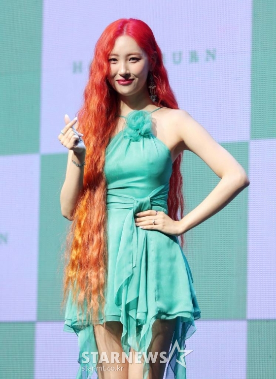 가수 선미가 29일 오후 서울 마포구 서교통 메세나폴리스 신한play스퀘어 라이브홀에서 열린 새 디지털 싱글 '열이올라요 (Heart Burn)' 발매기념 쇼케이스에 참석해 포즈를 취하고 있다. 선미의 타이틀곡 '열이올라요'는 귀에 쉽게 꽂히는 중독성 있는 멜로디가 포인트인 곡으로, 여름날의 뜨거운 사랑의 열병을 흥미로운 표현법으로 그려냈다. LA의 여름 햇살 아래 촬영된 뮤직비디오는 선미의 싱그러운 예쁨을 한껏 담아냈다. 2022.06.29 /사진=김창현 기자 chmt@