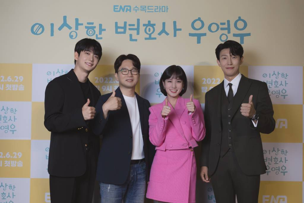 강태오, 유인식 감독, 박은빈, 강기영이 29일 오후 서울 건대입구 롯데시네마에서 진행된 ENA 드라마 '이상한 변호사 우영우' 제작발표회에 참석해 포즈를 취하고 있다. 천재적인 두뇌와 자폐스펙트럼을 동시에 가진 신입 변호사 우영우(박은빈 분)의 대형 로펌 생존기 '이상한 변호사 우영우'는 오늘(29일) 첫 방송된다. /사진제공=ENA 2022.06.29 /사진=이동훈 기자 photoguy@