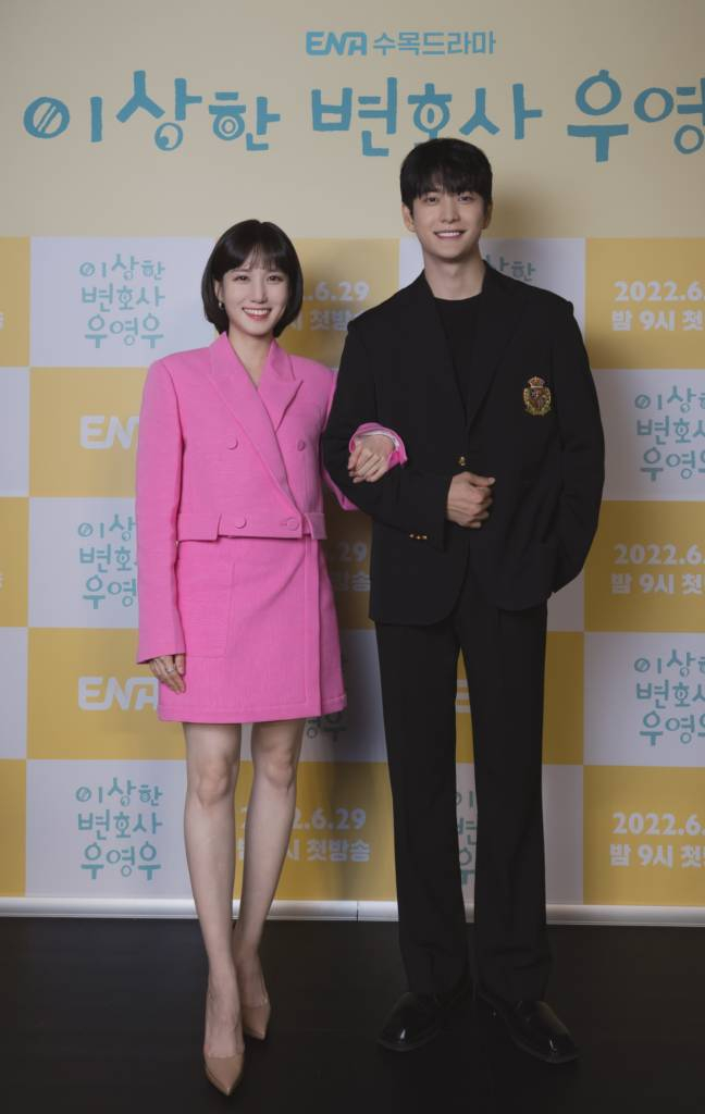 배우 박은빈, 강태오가 29일 오후 서울 건대입구 롯데시네마에서 진행된 ENA 드라마 '이상한 변호사 우영우' 제작발표회에 참석해 포즈를 취하고 있다. 천재적인 두뇌와 자폐스펙트럼을 동시에 가진 신입 변호사 우영우(박은빈 분)의 대형 로펌 생존기 '이상한 변호사 우영우'는 오늘(29일) 첫 방송된다. /사진제공=ENA 2022.06.29 /사진=이동훈 기자 photoguy@