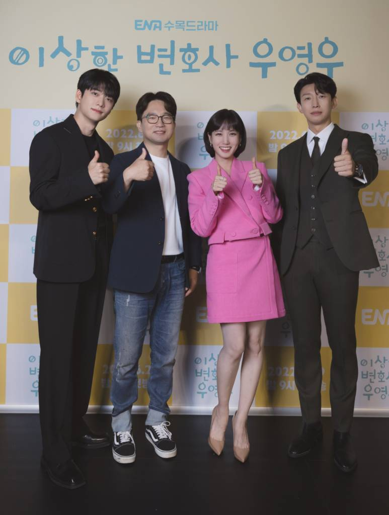 강태오, 유인식 감독, 박은빈, 강기영이 29일 오후 서울 건대입구 롯데시네마에서 진행된 ENA 드라마 '이상한 변호사 우영우' 제작발표회에 참석해 포즈를 취하고 있다. 천재적인 두뇌와 자폐스펙트럼을 동시에 가진 신입 변호사 우영우(박은빈 분)의 대형 로펌 생존기 '이상한 변호사 우영우'는 오늘(29일) 첫 방송된다. /사진제공=ENA 2022.06.29 /사진=이동훈 기자 photoguy@