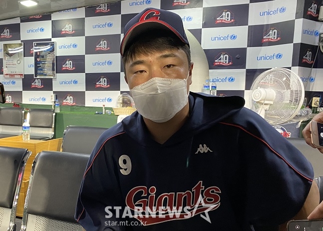 롯데 정훈이 지난달 30일 사직 두산전 종료 후 취재진과 인터뷰를 진행하고 있다. /사진=양정웅 기자