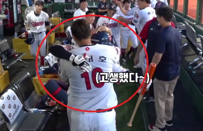 롯데 이대호(등번호 10번)가 지난달 30일 사직 두산전에서 3회 말 홈런을 기록한 정훈을 안아주고 있다.(빨간 원 안) /사진=롯데 자이언츠 유튜브 갈무리
