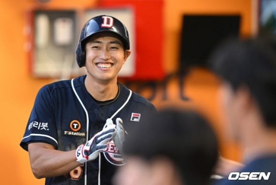 지난달 21일 오후 인천 SSG 랜더스필드에서 '2022 신한은행 SOL KBO 리그' SSG 랜더스와 두산 베어스의 경기가 열렸다. 4회초 2사 1루에서 두산 양찬열이 우월 투런 홈런을 치고 더그아웃에서 미소짓고 있다. /사진=OSEN