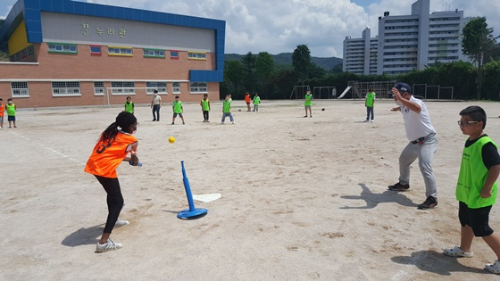 KBO는 학교체육활성화와 유소년야구 저변확대를 위해 지난 1일 경기도 동두천에 위치한 보산초등학교에서 '2022 KBO 찾아가는 티볼교실'을 개최했다. /사진=KBO 제공