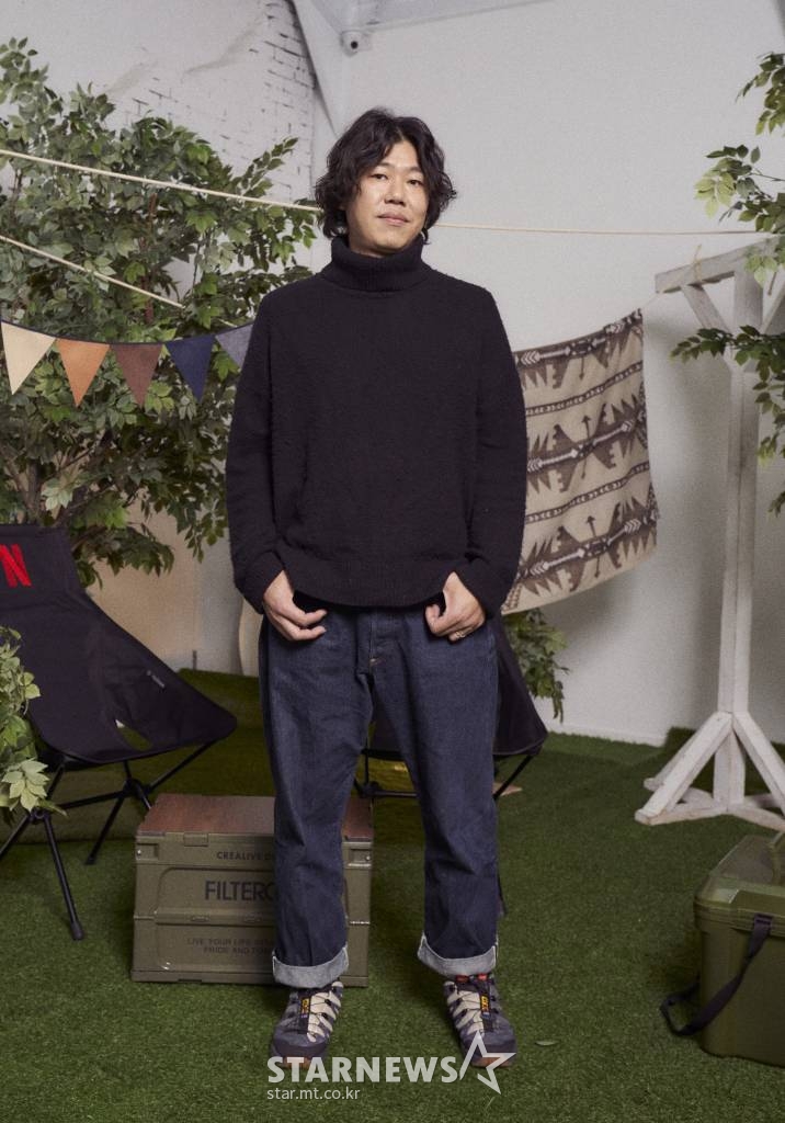 음악감독을 맡은 이상순이 8일 오전 온라인 생중계로 진행된 넷플릭스 새 예능 '먹보와 털보' 제작발표회에 참석해 포즈를 취하고 있다. 의외의 찐친인 '먹보' 비와 '털보' 노홍철이 전국을 누비며 각양각색 다양한 여행의 재미를 선보이는 릴랙스한 풀코스 여행 버라이어티 '먹보와 털보'는 오는 11일 첫 방송된다. /사진제공=넷플릭스 2021.12.08 /사진=이동훈 기자 photoguy@