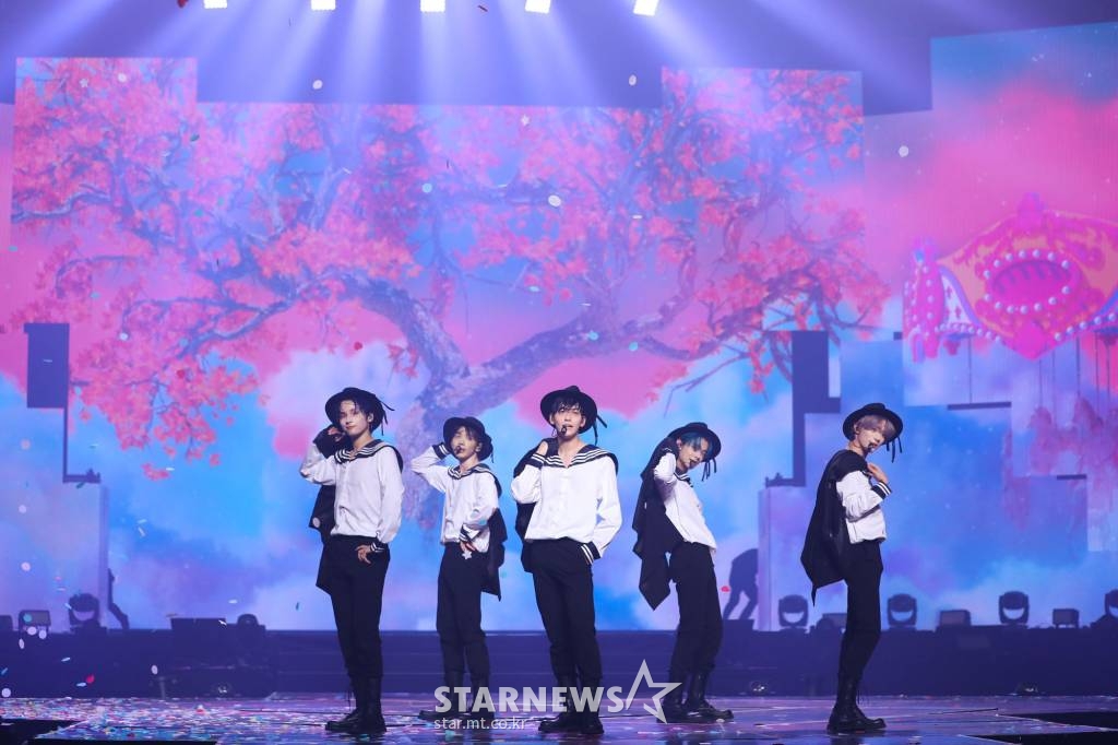 그룹 투모로우바이투게더가 3일 서울 송파구 잠실실내체육관에서 데뷔 첫 월드투어 '투모로우바이투게더 월드투어 액트 : 러브 식'에서 멋진 무대를 펼치고 있다. /사진제공=빅히트뮤직 /사진=이동훈 기자 photoguy@