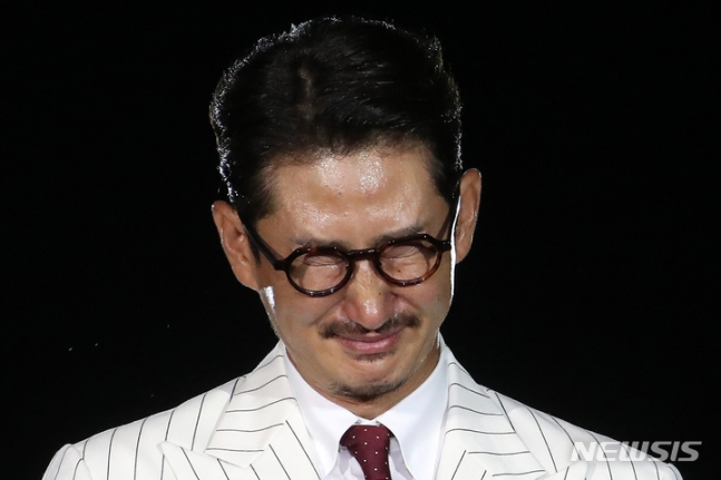 박용택 해설위원이 3일 잠실 야구장에서 열린 은퇴식 및 영구결번식에서 고별사를 하다 눈물을 흘리고 있다. /사진=뉴시스