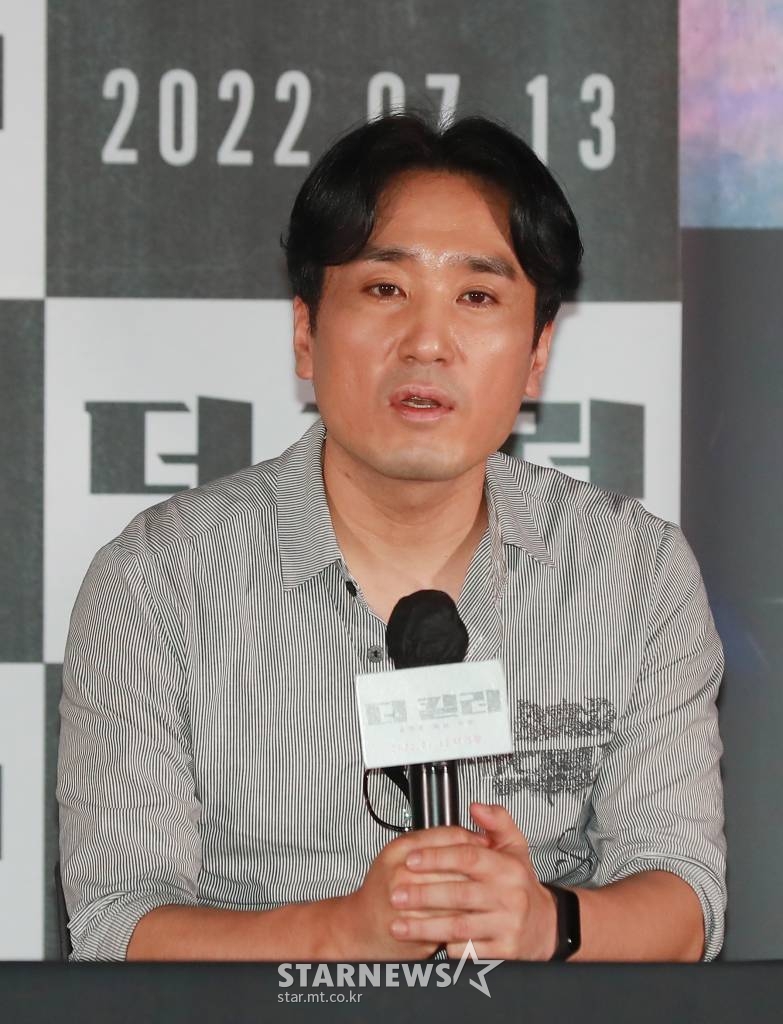 최재훈 감독이 4일 오후 서울 CGV용산아이파크몰에서 진행된 영화 '더 킬러 : 죽어도 되는 아이'(감독 최재훈) 언론시사회에 참석해 질문에 답하고 있다. 호화로운 은퇴 생활을 즐기던 업계 최강 킬러 의강이 자신을 건드린 놈들을 끝까지 쫓아 응징하는 스트레이트 액션 영화 ‘더 킬러’는 오는 13일 개봉된다. /2022.07.04 /사진=이동훈 기자 photoguy@