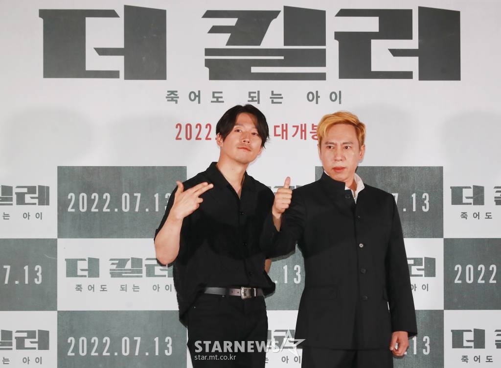 배우 장혁, 브루스 칸이 4일 오후 서울 CGV용산아이파크몰에서 진행된 영화 '더 킬러 : 죽어도 되는 아이'(감독 최재훈) 언론시사회에 참석해 포즈를 취하고 있다. 호화로운 은퇴 생활을 즐기던 업계 최강 킬러 의강이 자신을 건드린 놈들을 끝까지 쫓아 응징하는 스트레이트 액션 영화 ‘더 킬러’는 오는 13일 개봉된다. /2022.07.04 /사진=이동훈 기자 photoguy@