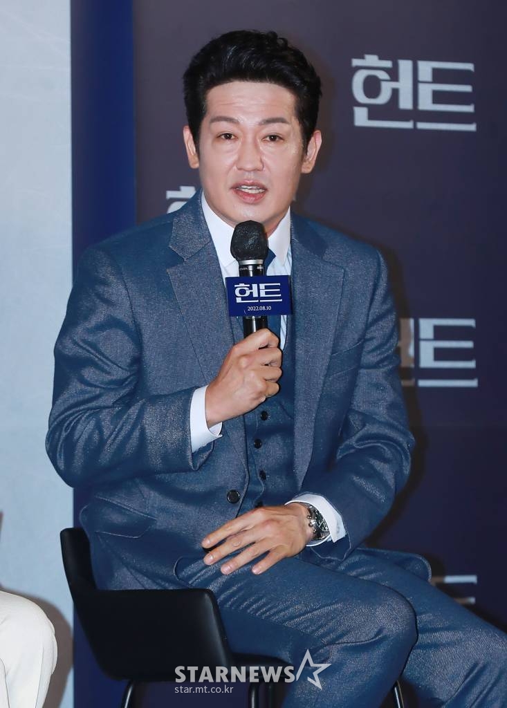 배우 허성태가 5일 오전 서울 성동구 메가박스 성수점에서 진행된 영화 '헌트'(감독 이정재) 제작발표회에 참석해 질문에 답하고 있다. 조직 내 숨어든 스파이를 색출하기 위해 서로를 의심하는 안기부 요원 박평호와 김정도의 이야기를 그린 영화 '헌트'는 8월 10일 개봉한다. /2022.07.05 /사진=이동훈 기자 photoguy@