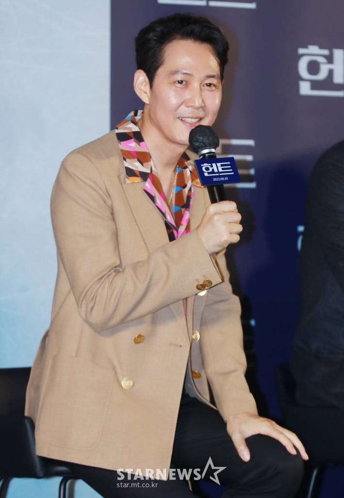 감독 겸 배우 이정재가 5일 오전 서울 성동구 메가박스 성수점에서 진행된 영화 '헌트'(감독 이정재) 제작발표회에 참석해 질문에 답하고 있다. 조직 내 숨어든 스파이를 색출하기 위해 서로를 의심하는 안기부 요원 박평호와 김정도의 이야기를 그린 영화 '헌트'는 8월 10일 개봉한다. /2022.07.05 /사진=이동훈 기자 photoguy@