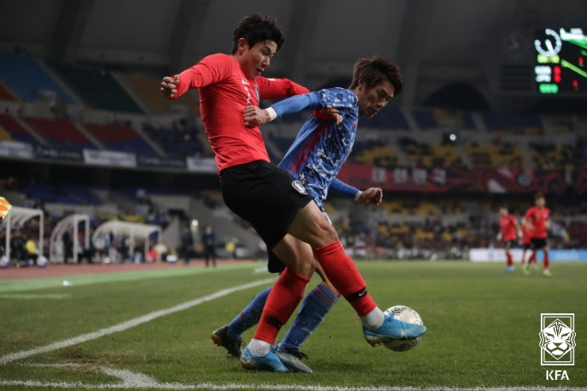 지난 2019년 부산에서 열렸던 동아시안컵 한일전에서 일본 수비수와 볼 경합 중인 김인성(왼쪽). /사진=대한축구협회