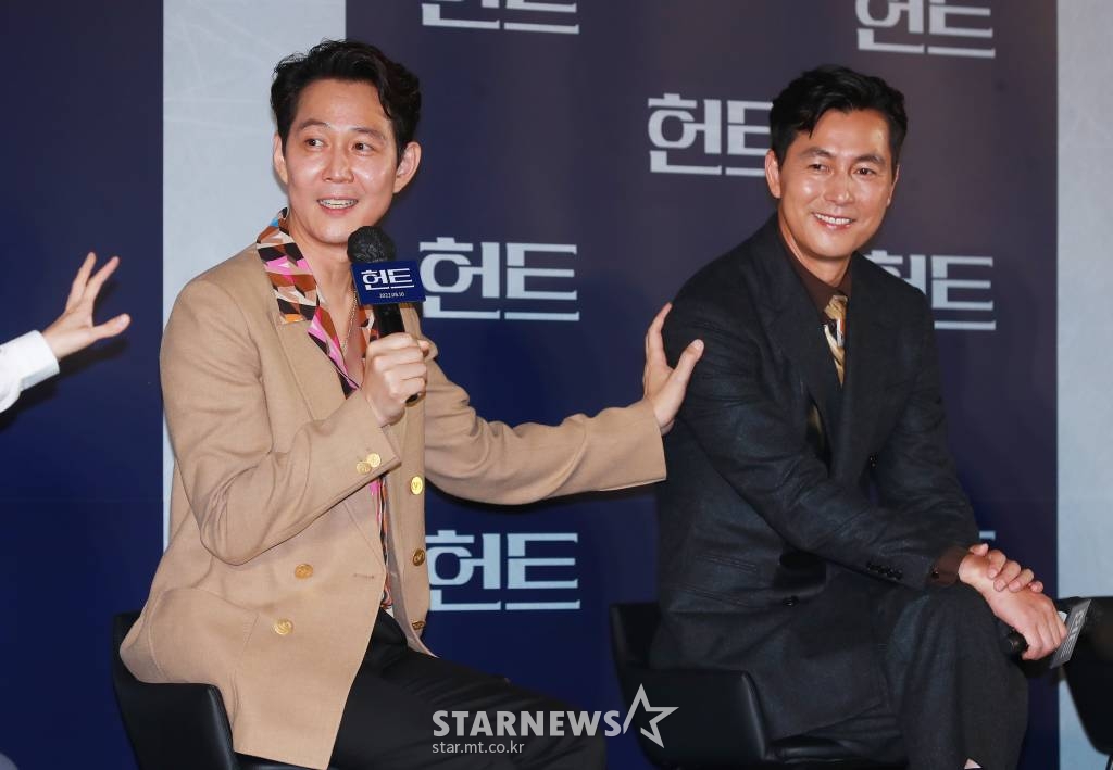 배우 이정재, 정우성이 5일 오전 서울 성동구 메가박스 성수점에서 진행된 영화 '헌트'(감독 이정재) 제작발표회에 참석해 질문에 답하고 있다. 조직 내 숨어든 스파이를 색출하기 위해 서로를 의심하는 안기부 요원 박평호와 김정도의 이야기를 그린 영화 '헌트'는 8월 10일 개봉한다. /2022.07.05 /사진=이동훈 기자 photoguy@