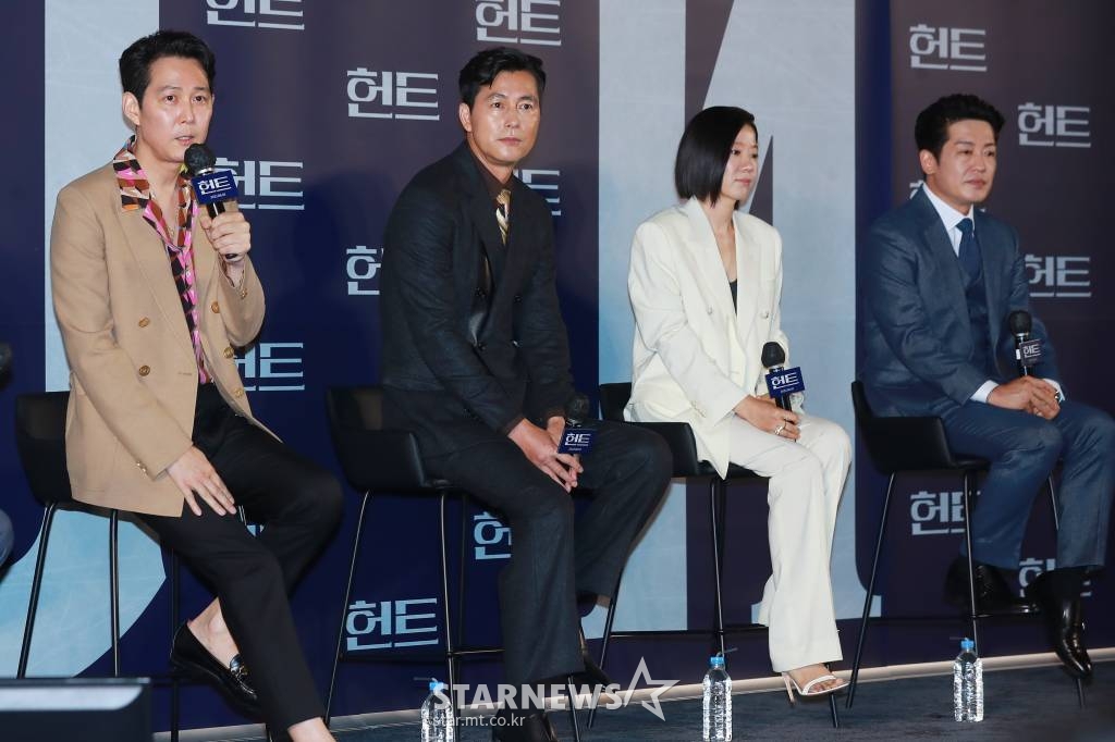 이정재, 정우성, 전혜진, 허성태가 5일 오전 서울 성동구 메가박스 성수점에서 진행된 영화 '헌트'(감독 이정재) 제작발표회에 참석해 질문에 답하고 있다. 조직 내 숨어든 스파이를 색출하기 위해 서로를 의심하는 안기부 요원 박평호와 김정도의 이야기를 그린 영화 '헌트'는 8월 10일 개봉한다. /2022.07.05 /사진=이동훈 기자 photoguy@