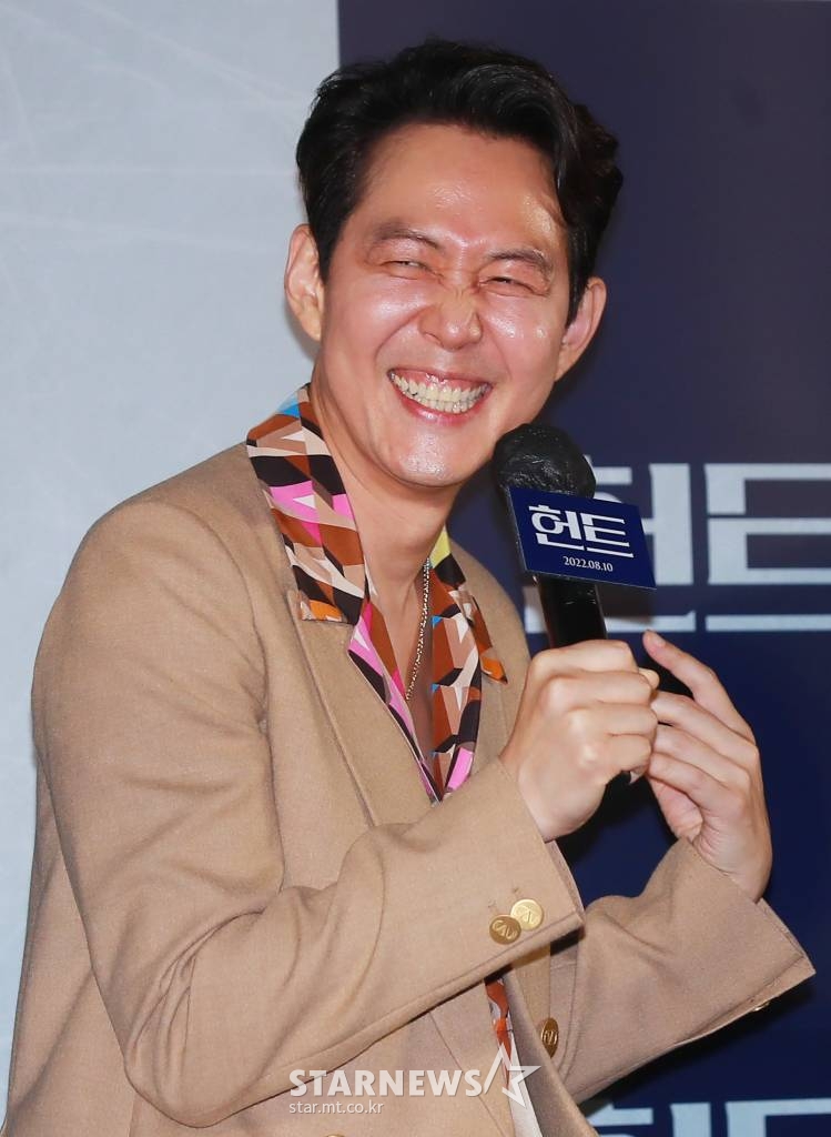 감독 겸 배우 이정재가 5일 오전 서울 성동구 메가박스 성수점에서 진행된 영화 '헌트'(감독 이정재) 제작발표회에 참석해 질문에 답하고 있다. 조직 내 숨어든 스파이를 색출하기 위해 서로를 의심하는 안기부 요원 박평호와 김정도의 이야기를 그린 영화 '헌트'는 8월 10일 개봉한다. /2022.07.05 /사진=이동훈 기자 photoguy@