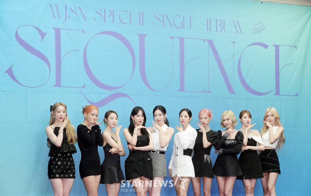 걸그룹 우주소녀가 5일 오후 서울 마포구 상암동 스탠포드서울에서 열린 스페셜 싱글 앨범 'Sequence(시퀀스)' 발매기념 기자간담회에 참석해 포즈를 취하고 있다.  타이틀곡 'Last Sequence(라스트 시퀀스)'는 우주소녀의 화려한 퍼포먼스와 넘치는 열정을 그대로 이어받는 팝 스타일 댄스곡으로, 와일드한 베이스라인과 드럼, 신스가 멜로디를 더욱 돋보이게 한다. 2022.07.05 /사진=김창현 기자 chmt@