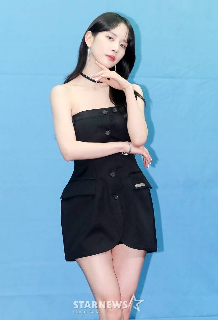 걸그룹 우주소녀 설아가 5일 오후 서울 마포구 상암동 스탠포드서울에서 열린 스페셜 싱글 앨범 'Sequence(시퀀스)' 발매기념 기자간담회에 참석해 포즈를 취하고 있다.  타이틀곡 'Last Sequence(라스트 시퀀스)'는 우주소녀의 화려한 퍼포먼스와 넘치는 열정을 그대로 이어받는 팝 스타일 댄스곡으로, 와일드한 베이스라인과 드럼, 신스가 멜로디를 더욱 돋보이게 한다. 2022.07.05 /사진=김창현 기자 chmt@