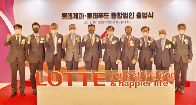 ‘롯데제과·롯데푸드 통합법인 출범식’에서 이진성(왼쪽부터) 롯데제과 사업대표, 안세진 롯데그룹 호텔군HQ장, 다마츠카 겐이치 롯데홀딩스 대표이사, 이동우 롯데지주 부회장, 신동빈 롯데그룹 회장, 이영구 롯데제과 대표이사, 김상현 롯데그룹 유통군HQ장, 김교현 롯데그룹 화학군HQ장, 송용덕 롯데지주 부회장, 이인복 롯데 컴플라이언스위원장이 기념촬영을 하고 있다.
