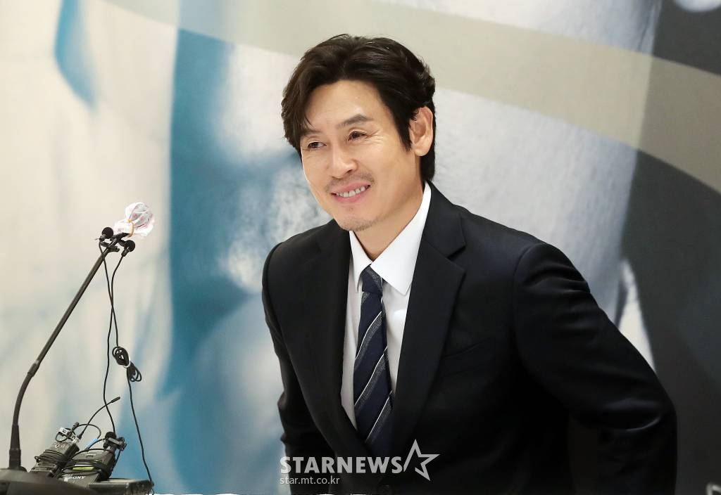 배우 설경구가 8일 오후 경기 부천시 상동 고려호텔에서 열린 제26회 부천국제판타스틱영화제(BIFAN) 배우 특별전 '설경구는 설경구다' 행사에 참석해 미소를 짓고 있다. 제26회 BIFAN은 17일까지 온·오프라인 하이브리드 방식으로 개최하며 총 49개국 268편의 영화를 상영한다. 더욱 확대한 오프라인 상영관과 함께 작년에 이어 웨이브 wavve 온라인 상영관을 결합한 하이브리드 영화제로 진행된다. 2022.07.08 /사진=김창현 기자 chmt@