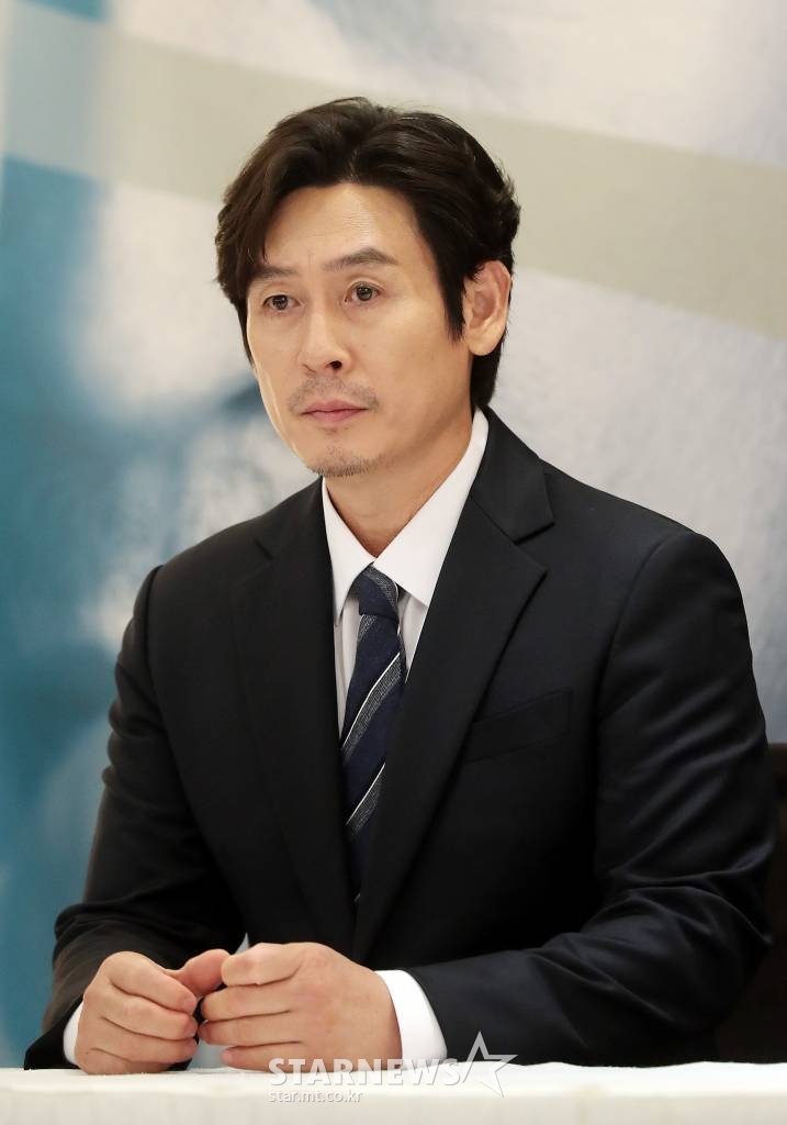 배우 설경구가 8일 오후 경기 부천시 상동 고려호텔에서 열린 제26회 부천국제판타스틱영화제(BIFAN) 배우 특별전 '설경구는 설경구다' 행사에 참석해 취재진 질의를 경청하고 있다. 제26회 BIFAN은 17일까지 온·오프라인 하이브리드 방식으로 개최하며 총 49개국 268편의 영화를 상영한다. 더욱 확대한 오프라인 상영관과 함께 작년에 이어 웨이브 wavve 온라인 상영관을 결합한 하이브리드 영화제로 진행된다. 2022.07.08 /사진=김창현 기자 chmt@