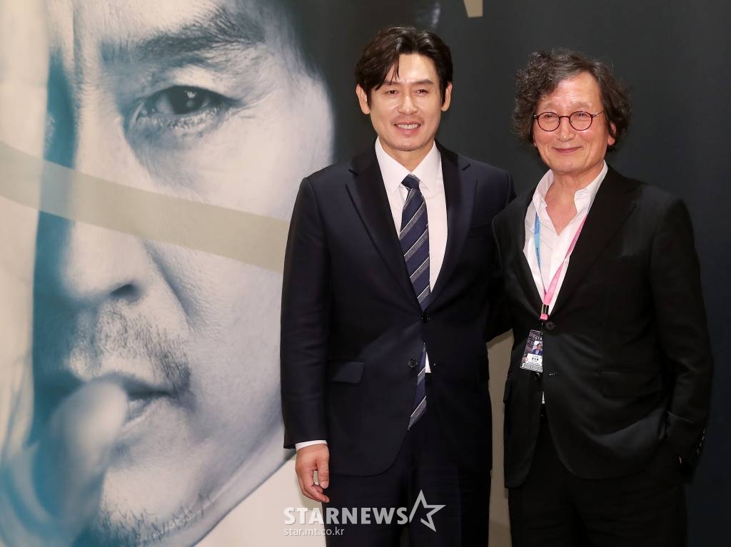배우 설경구, 정지영 조직위원장이 8일 오후 경기 부천시 상동 고려호텔에서 열린 제26회 부천국제판타스틱영화제(BIFAN) 배우 특별전 '설경구는 설경구다' 행사에 참석해 포즈를 취하고 있다. 제26회 BIFAN은 17일까지 온·오프라인 하이브리드 방식으로 개최하며 총 49개국 268편의 영화를 상영한다. 더욱 확대한 오프라인 상영관과 함께 작년에 이어 웨이브 wavve 온라인 상영관을 결합한 하이브리드 영화제로 진행된다. 2022.07.08 /사진=김창현 기자 chmt@