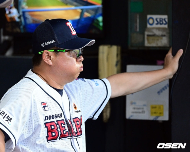 8일 잠실 LG전을 지켜보고 있는 김태형 두산 감독.