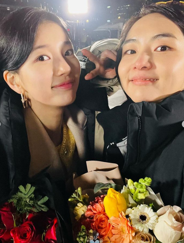 수지, 여전히 아이돌이네..박수연과 '안나' 인증샷[스타IN★]