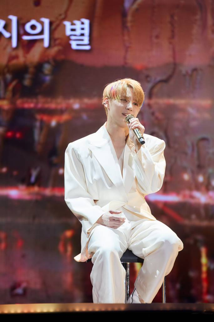 가수 김준수가 19일 오후 진행된 미니앨범 발매 기념 온·오프라인 콘서트 KIMJUNSU 2022 CONCERT 'DIMENSION'에서 멋진 공연을 펼치고 있다. /사진제공=팜트리아일랜드 2022.03.19 /사진=이동훈 기자 photoguy@