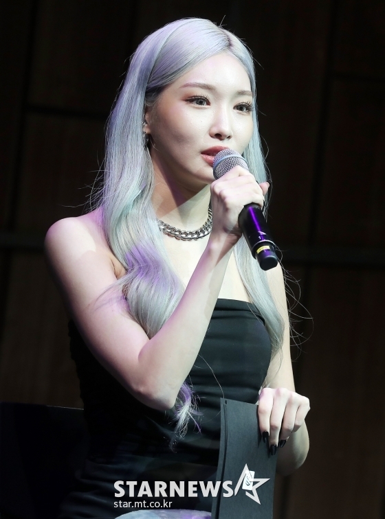가수 청하가 11일 오후 서울 용산구 한남동 블루스퀘어 카오스홀에서 진행된 두 번째 정규앨범 'Bare&Rare Pt.1'(베어&레어 파트.1) 발매기념 쇼케이스에 참석해 인사말을 하고 있다. /사진=김창현 기자