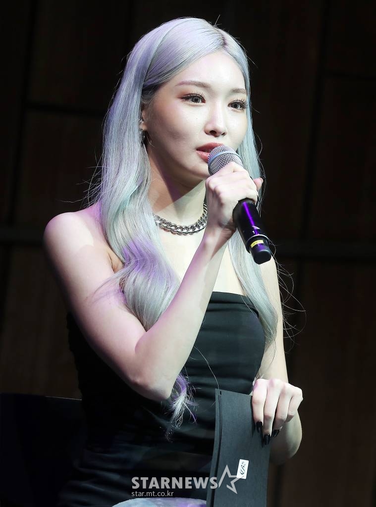 가수 청하가 11일 오후 서울 용산구 한남동 블루스퀘어 카오스홀에서 진행된 두 번째 정규앨범 'Bare&Rare Pt.1'(베어&레어 파트.1) 발매기념 쇼케이스에 참석해 인사말을 하고 있다. 'Bare&Rare Pt.1'은 '인간 청하'가 들려주는 속 깊은 내면 이야기의 총 집합체와도 같은 앨범. 청하는 이번 앨범에도 역시 전 트랙 작사·프로듀싱에 참여해 다채로운 음악적 장르에 솔직담백한 매력을 진정성 있게 담아냈다. 타이틀 곡 'Sparkling'은 BPM 160의 속도감 넘치는 비트 위로 청하의 단단한 보컬이 더해진 곡으로 톡 쏘는 탄산처럼 쿨한 사운드가 한여름의 무더위를 잊게 할 시원시원한 에너지를 선사한다. 2022.07.11 /사진=김창현 기자 chmt@