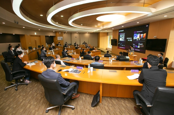 2022 AI원팀 전체회의에서 LG전자 최정웅 상무가 AI를 적용한 스마트공장 사례를 발표하고 있다