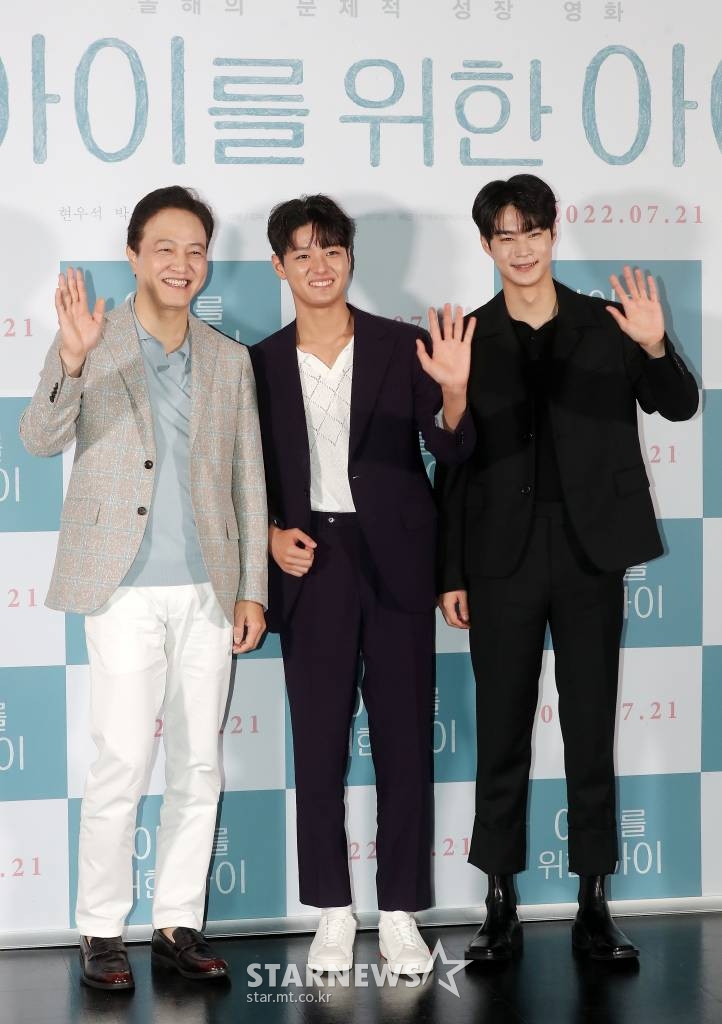 배우 정웅인, 현우석, 박상훈이 12일 오후 서울 광진구 롯데시네마 건대입구점에서 열린 영화 '아이를 위한 아이' 언론시사회에 참석해 포즈를 취하고 있다.  '아이를 위한 아이'는 보육원 퇴소를 앞둔 도윤(현우석 분) 앞에 15년 만에 아버지가 나타나며 벌어지는 성장 영화다. 오는 21일 개봉. 2022.07.12 /사진=김창현 기자 chmt@
