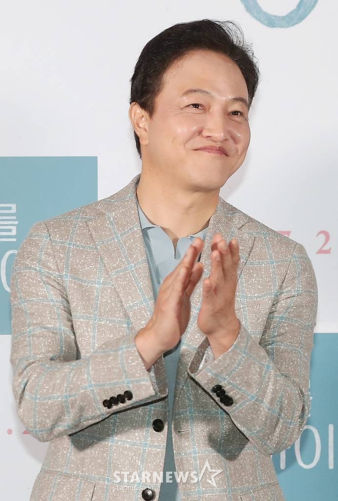 배우 정웅인이 12일 오후 서울 광진구 롯데시네마 건대입구점에서 열린 영화 '아이를 위한 아이' 언론시사회에 참석해 미소를 짓고 있다.  '아이를 위한 아이'는 보육원 퇴소를 앞둔 도윤(현우석 분) 앞에 15년 만에 아버지가 나타나며 벌어지는 성장 영화다. 오는 21일 개봉. 2022.07.12 /사진=김창현 기자 chmt@